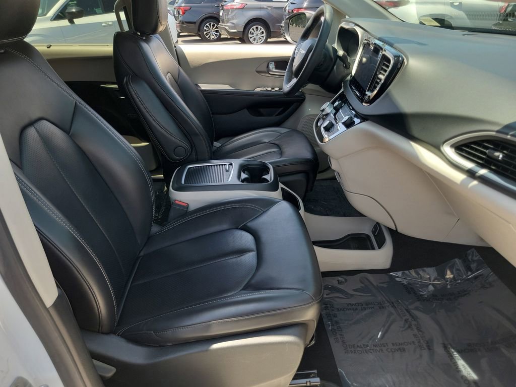 Used 2023 Chrysler Pacifica Touring-L FWD image 19