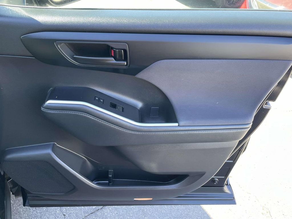 Used 2021 Toyota Highlander LE image 45