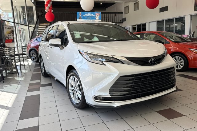 Used 2026 Toyota Sienna Limited FWD image 2