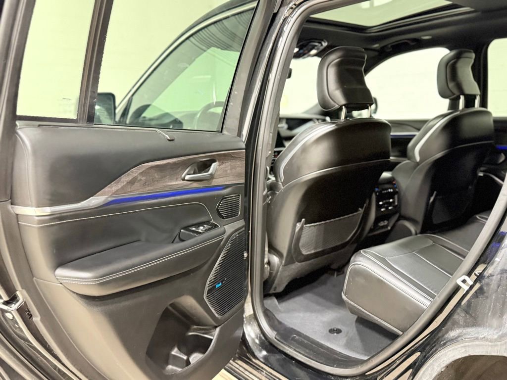 Used 2023 Jeep Grand Cherokee Overland w/ Advanced Protech Group III image 30