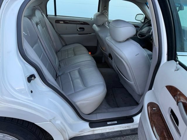 Used 2002 Lincoln Town Car Executive RWD image 9