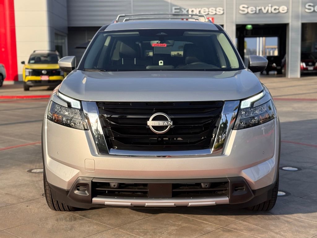 New 2025 Nissan Pathfinder SL image 3