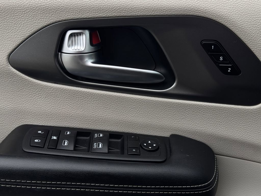 Used 2023 Chrysler Pacifica Touring-L image 21