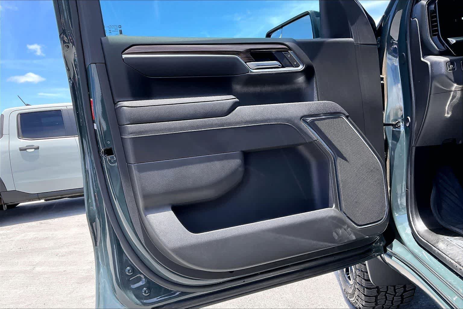 Used 2025 Chevrolet Silverado 1500 LT Trail Boss w/ Dark Appearance Package AWD/4WD image 27