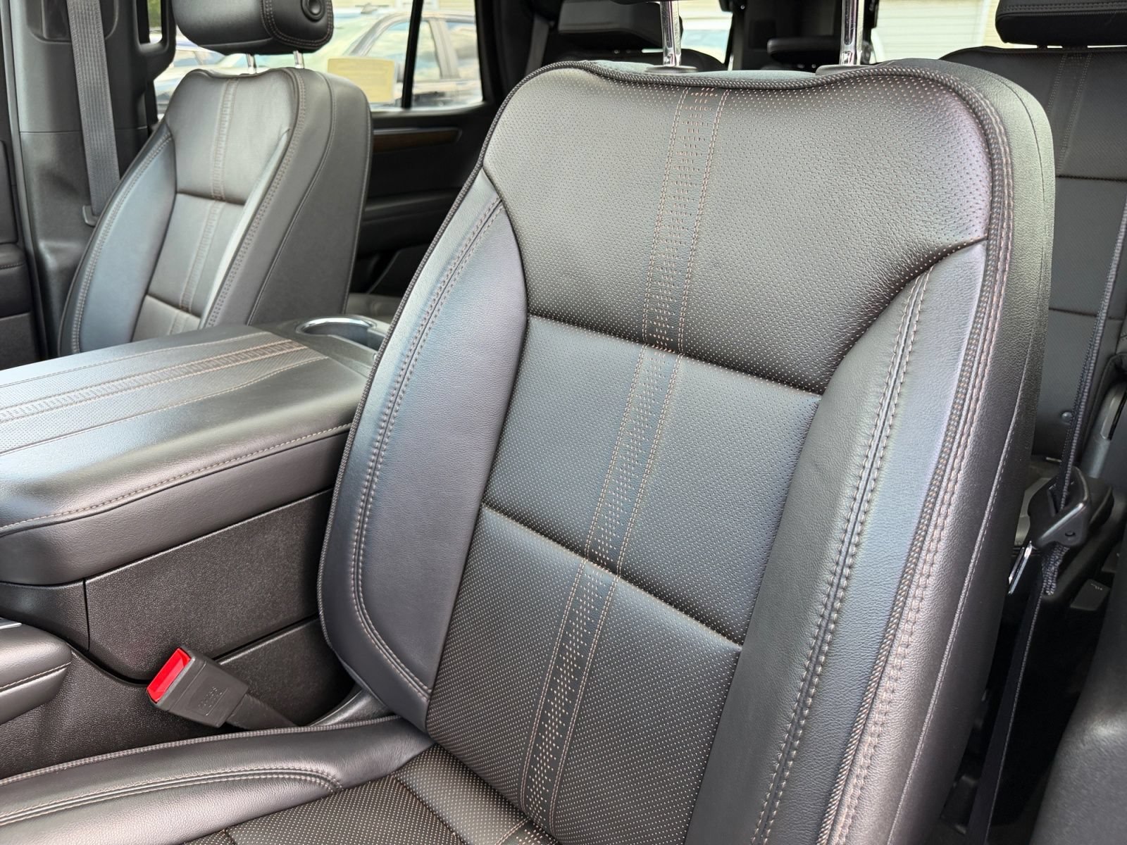 Used 2025 Chevrolet Tahoe High Country AWD/4WD image 23