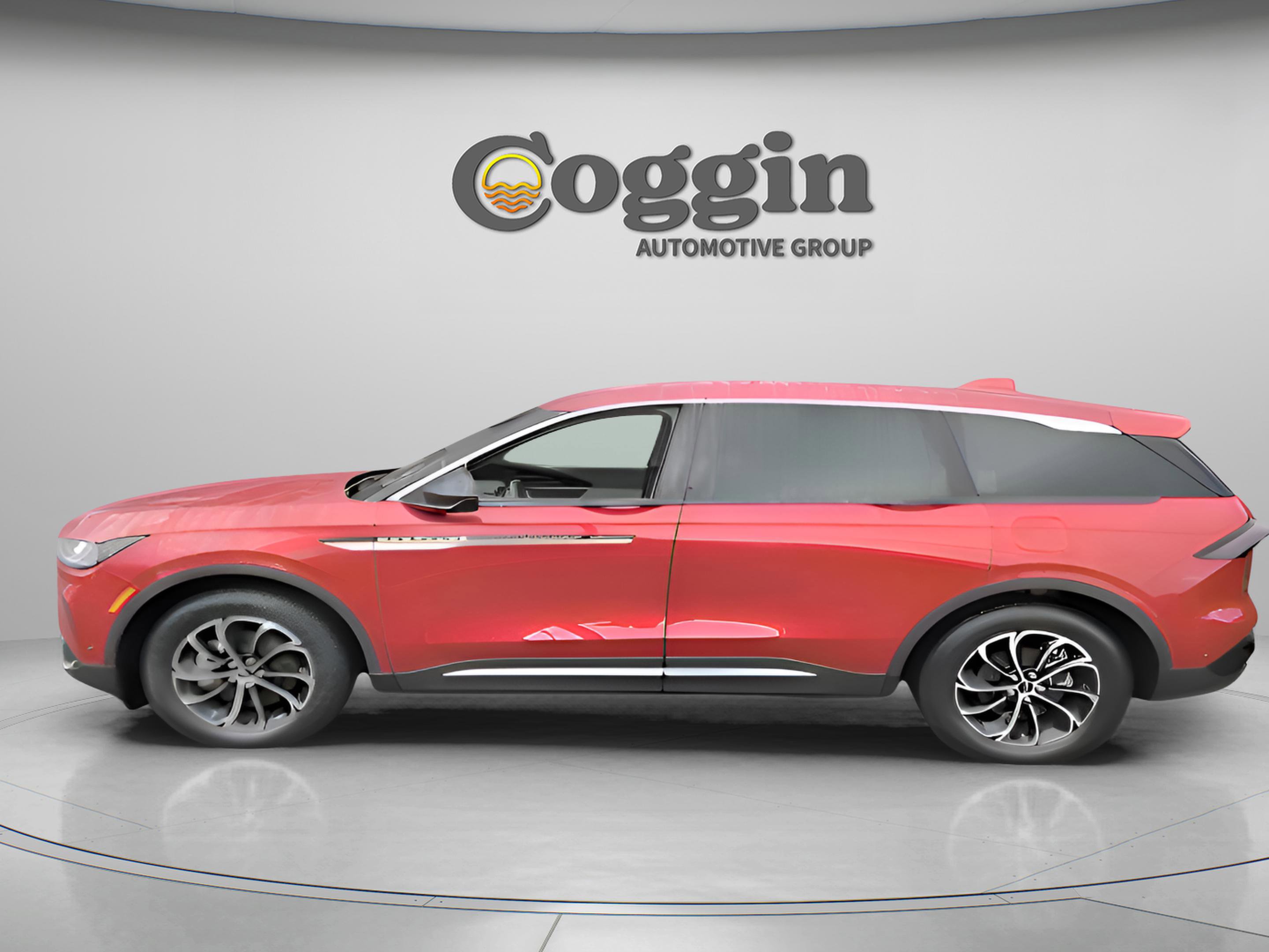 Used 2024 Lincoln Nautilus Premier image 3