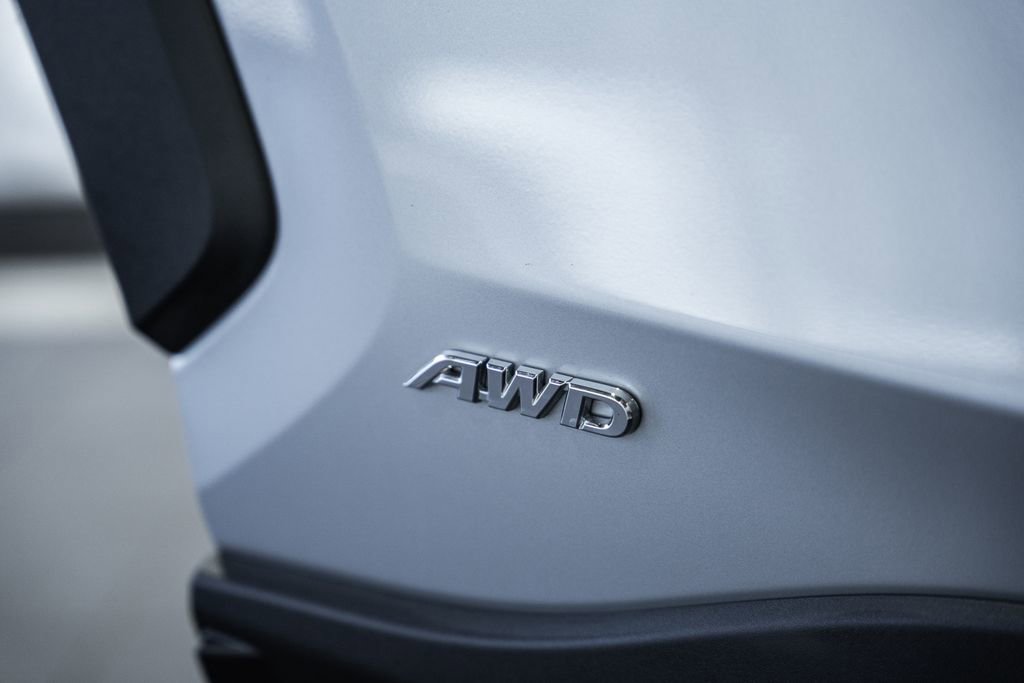 Used 2025 Toyota RAV4 XLE AWD/4WD image 16