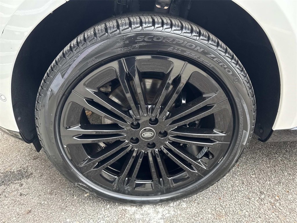 Used 2024 Land Rover Range Rover Long Wheelbase SE image 11