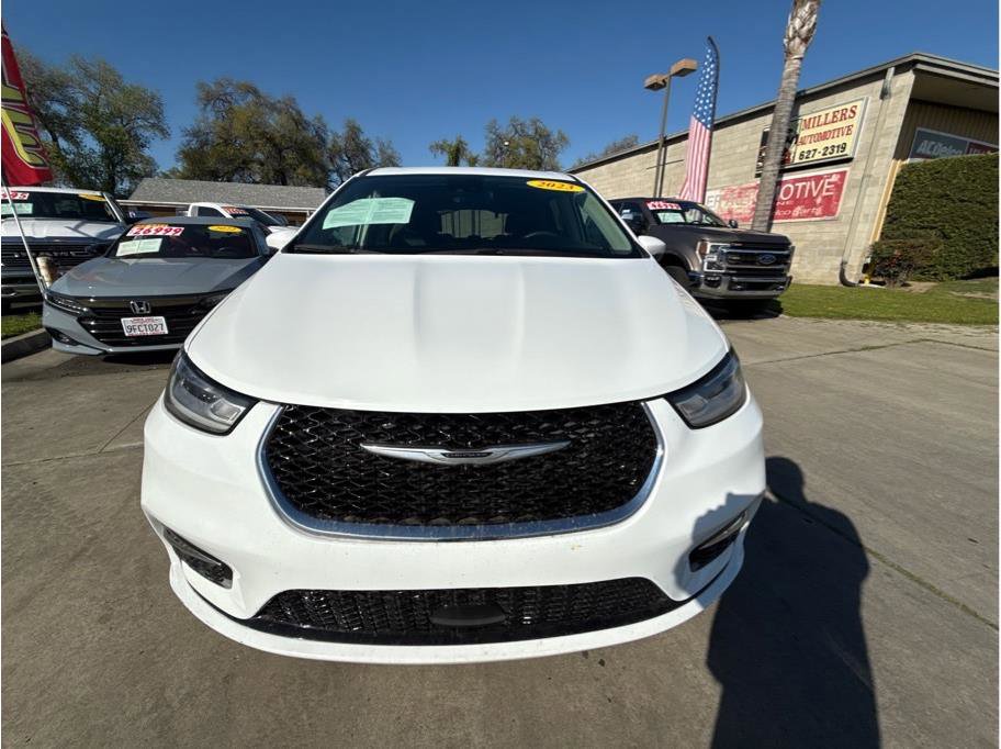 Used 2023 Chrysler Pacifica Touring-L FWD image 2