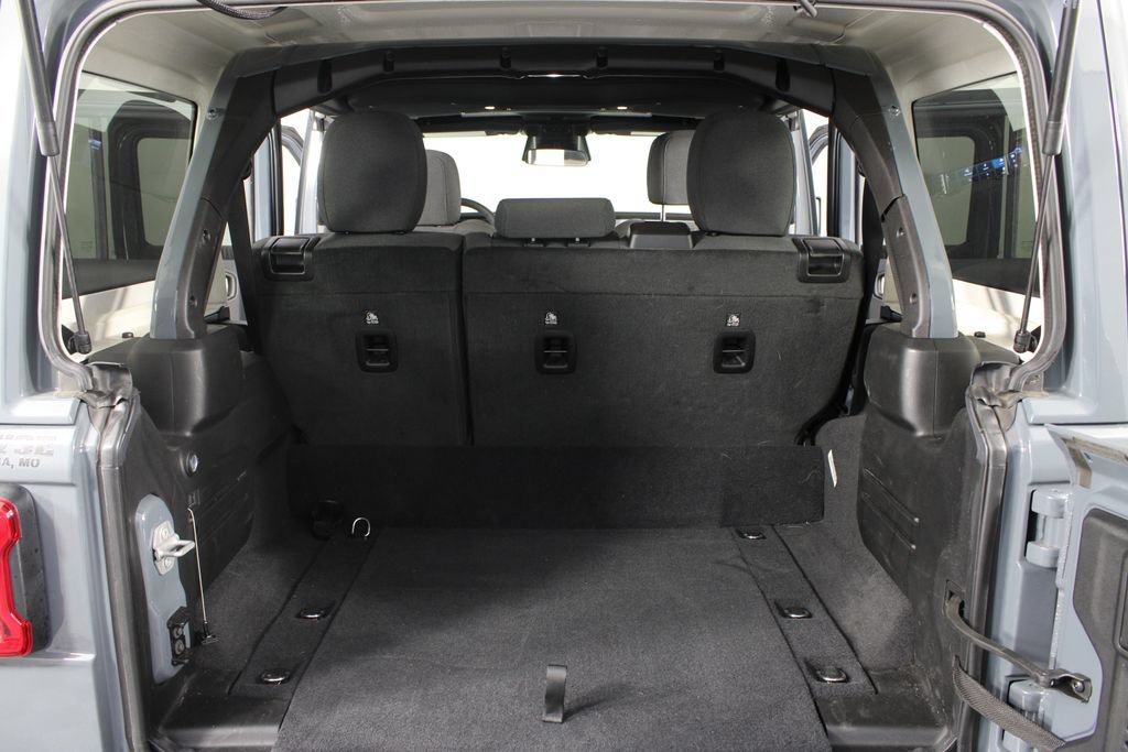 Used 2025 Jeep Wrangler Unlimited Sahara w/ Safety Group AWD/4WD image 17