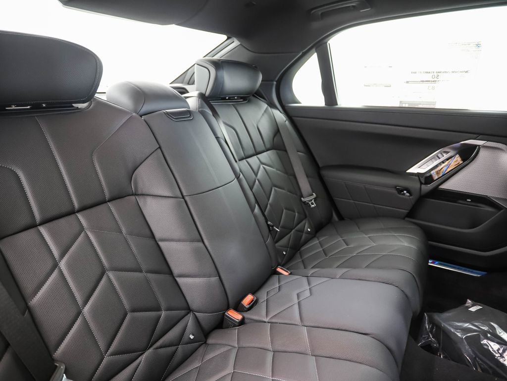 New 2025 BMW i7 xDrive60 image 28