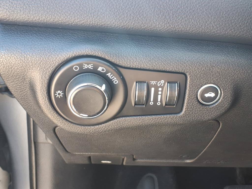 Used 2016 Chrysler 200 Limited w/ Anniversary Edition FWD image 17