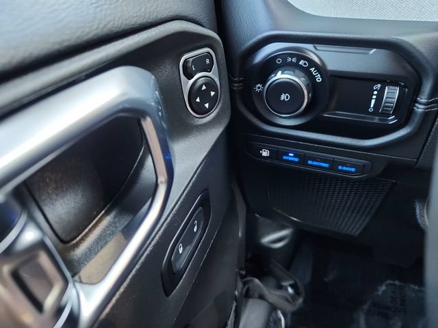 Used 2025 Jeep Wrangler Unlimited Sahara AWD/4WD image 36