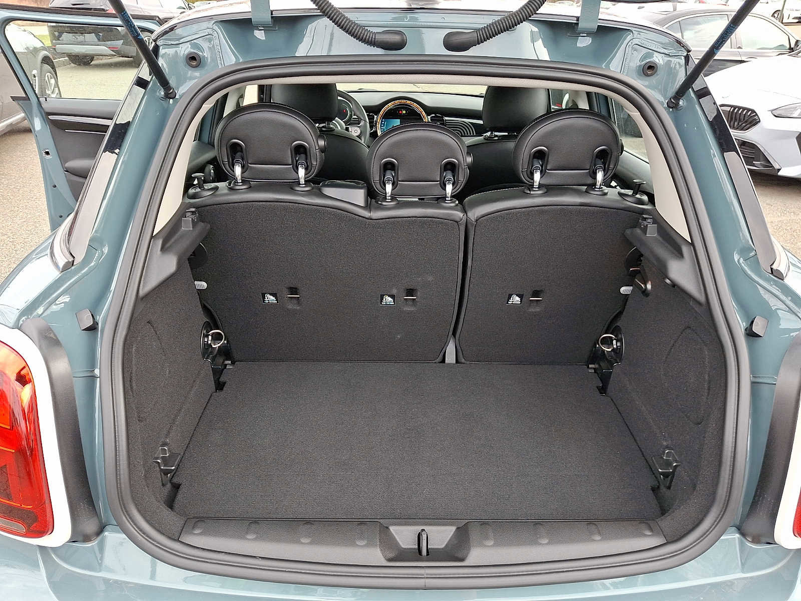 Used 2023 MINI Cooper 4-Door Hardtop w/ Multitone Edition image 30