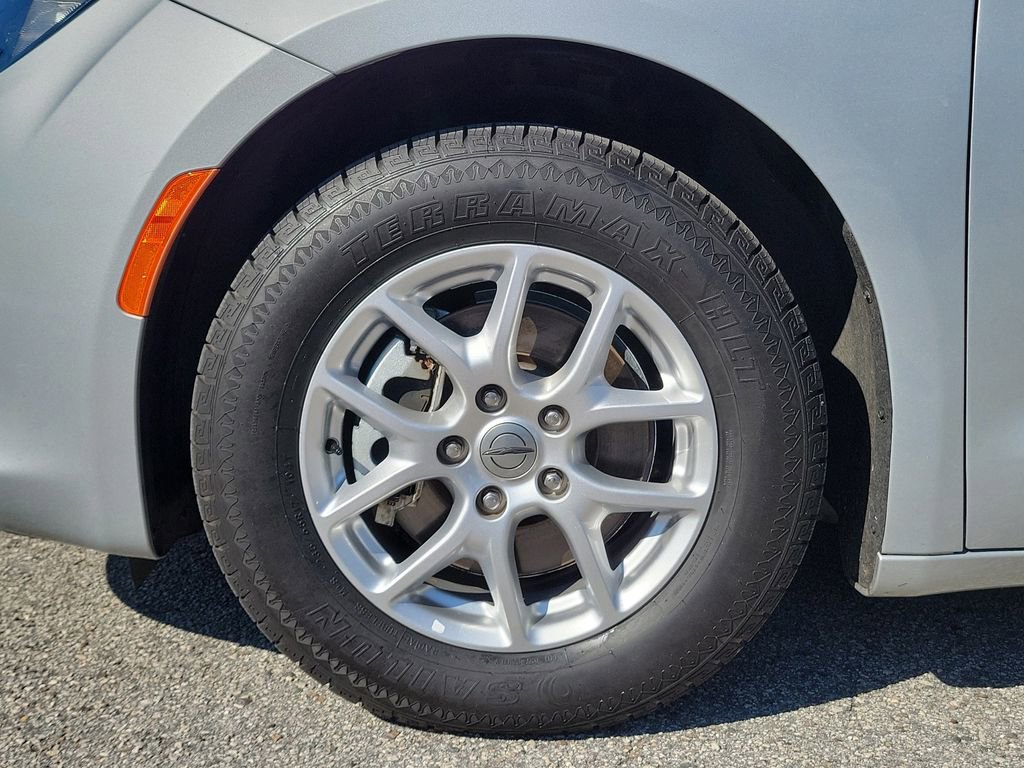 Used 2022 Chrysler Voyager LX image 6