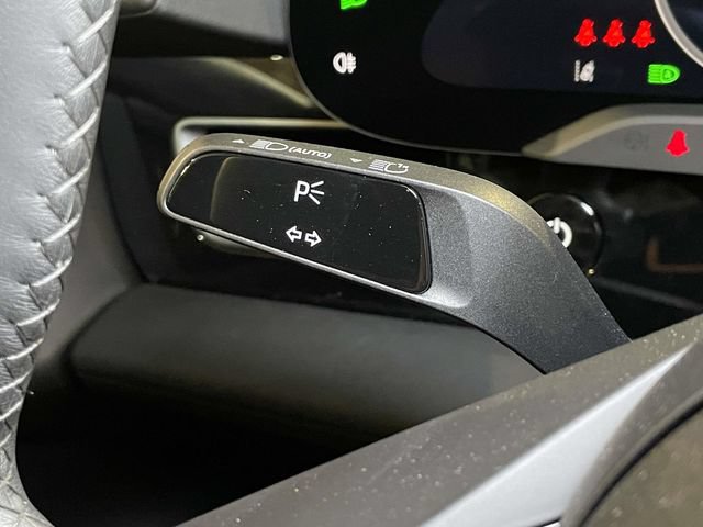 Certified 2025 Porsche Taycan AWD/4WD image 40