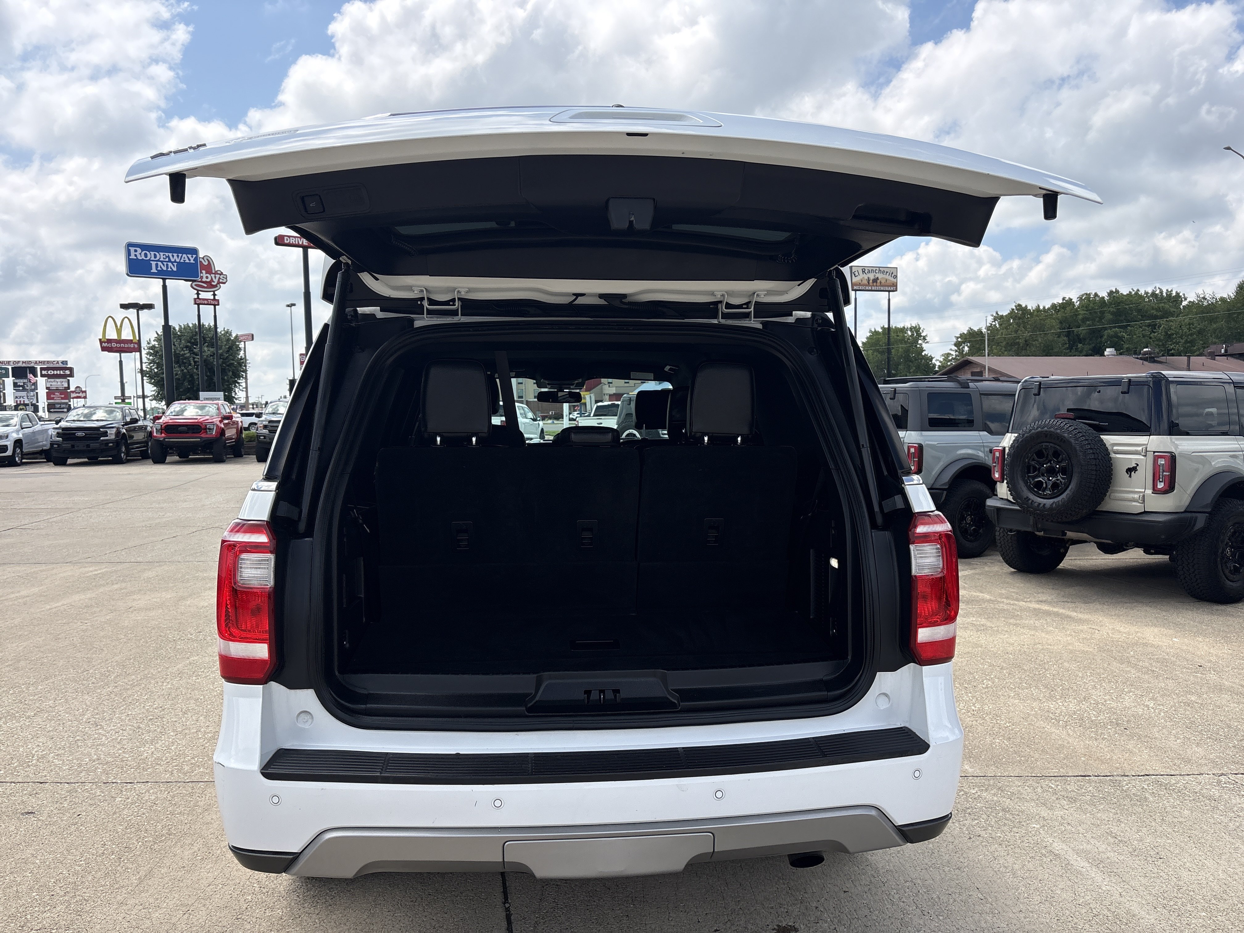 Used 2020 Ford Expedition XLT w/ Equipment Group 202A AWD/4WD image 5