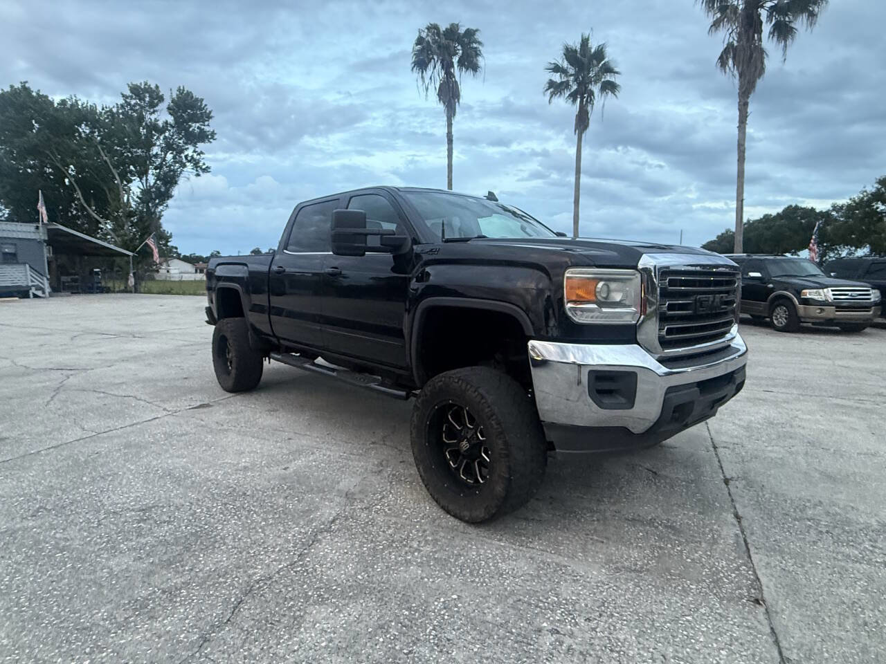 Used 2016 GMC Sierra 2500 SLE w/ Suspension Package, Off-Road AWD/4WD image 4