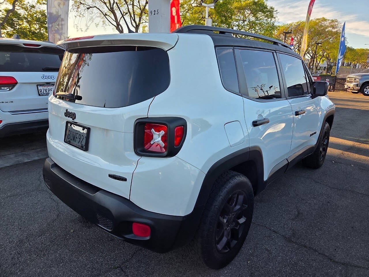 Used 2017 Jeep Renegade Latitude AWD/4WD image 5
