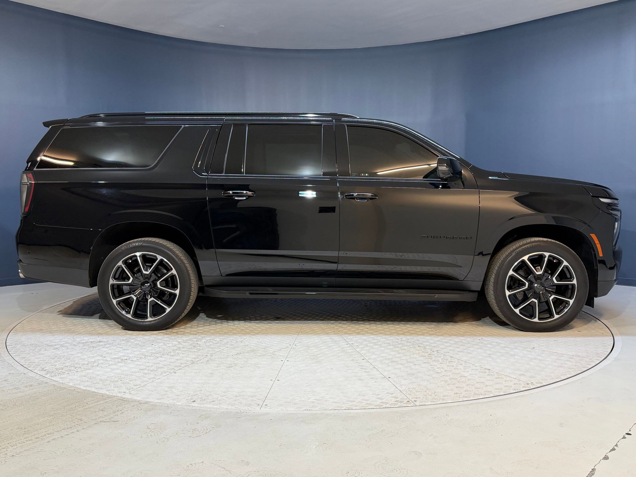 Used 2025 Chevrolet Suburban RST w/ Comfort Package image 8