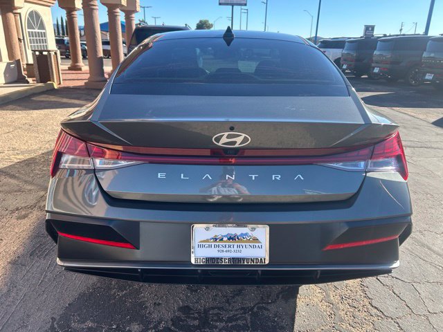 Used 2025 Hyundai Elantra SEL w/ Cargo Package FWD image 3