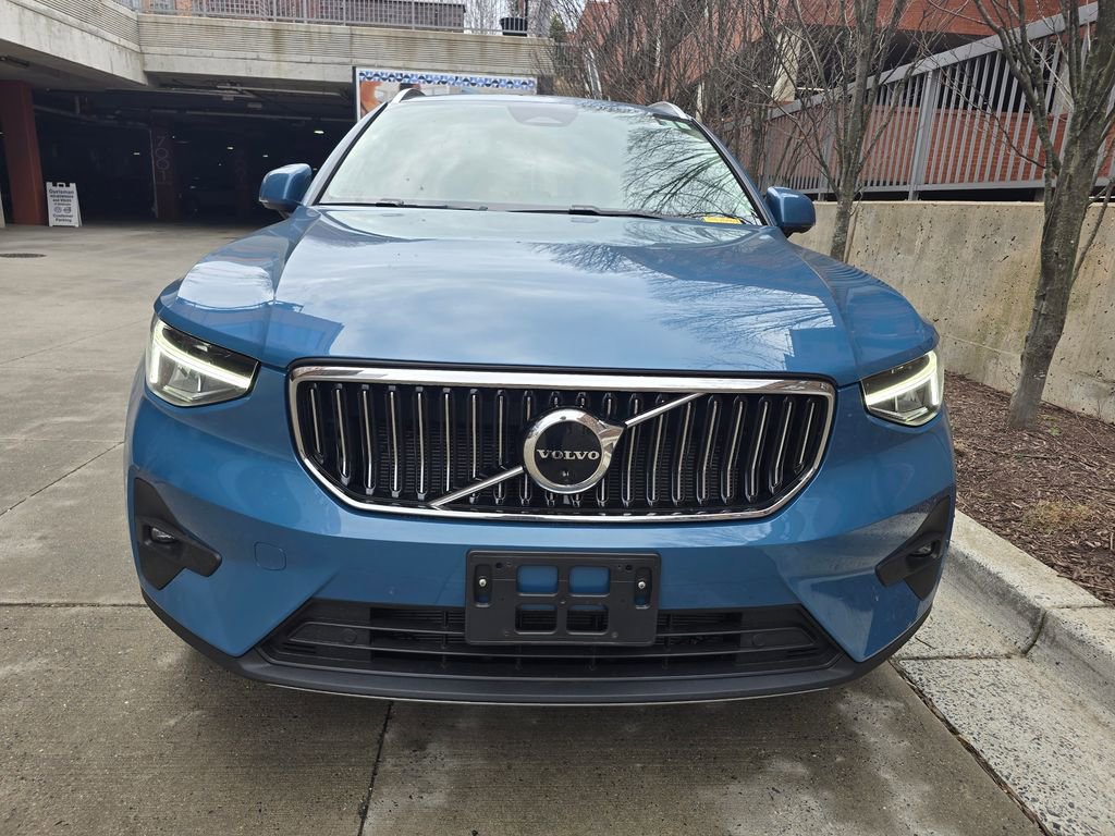 Used 2023 Volvo XC40 B5 Plus w/ Driver Assist Package image 2