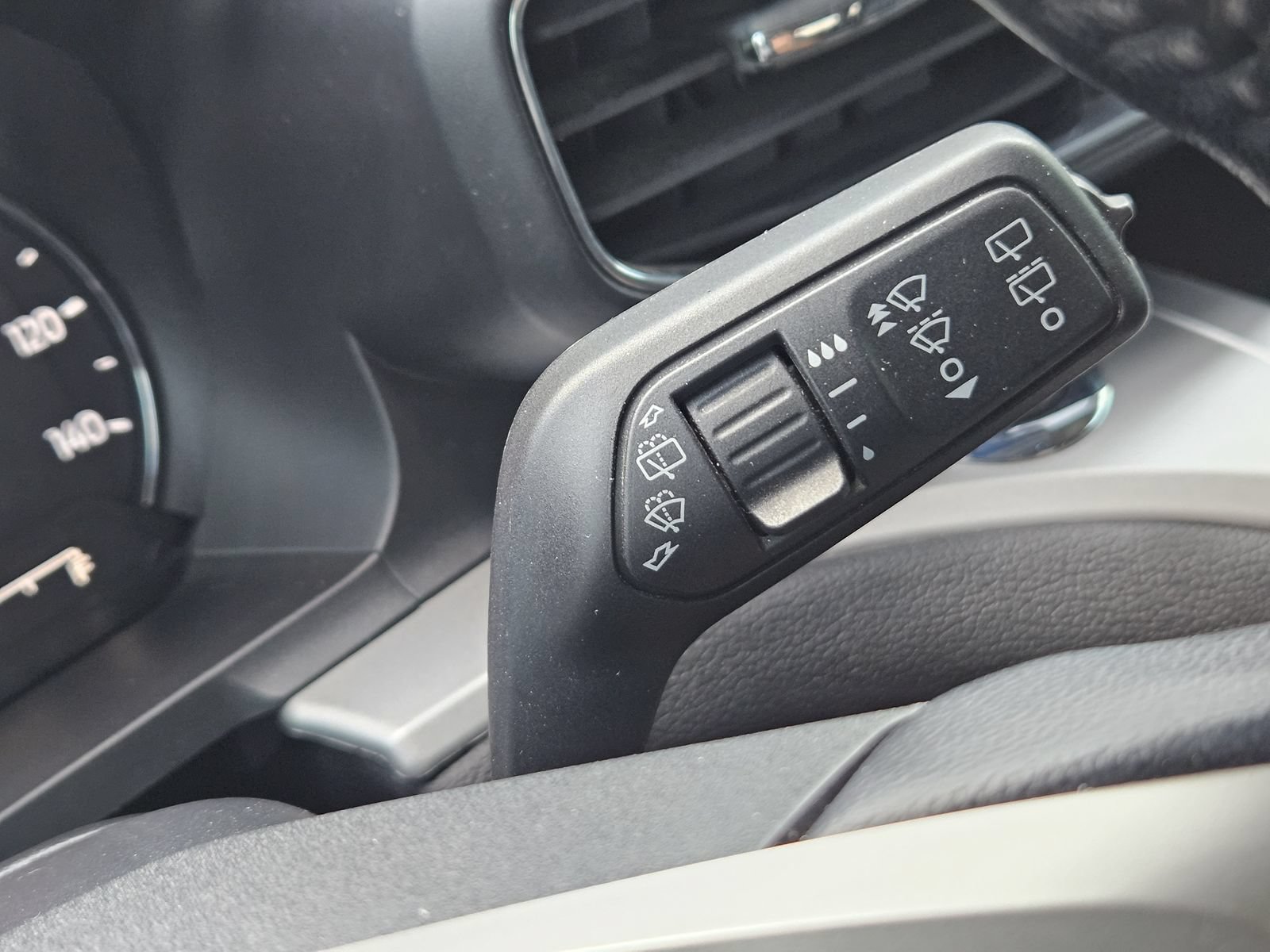 Used 2021 Ford Explorer XLT w/ Equipment Group 202A RWD image 28