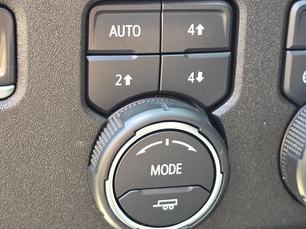 Used 2022 Chevrolet Silverado 1500 LTZ AWD/4WD image 9