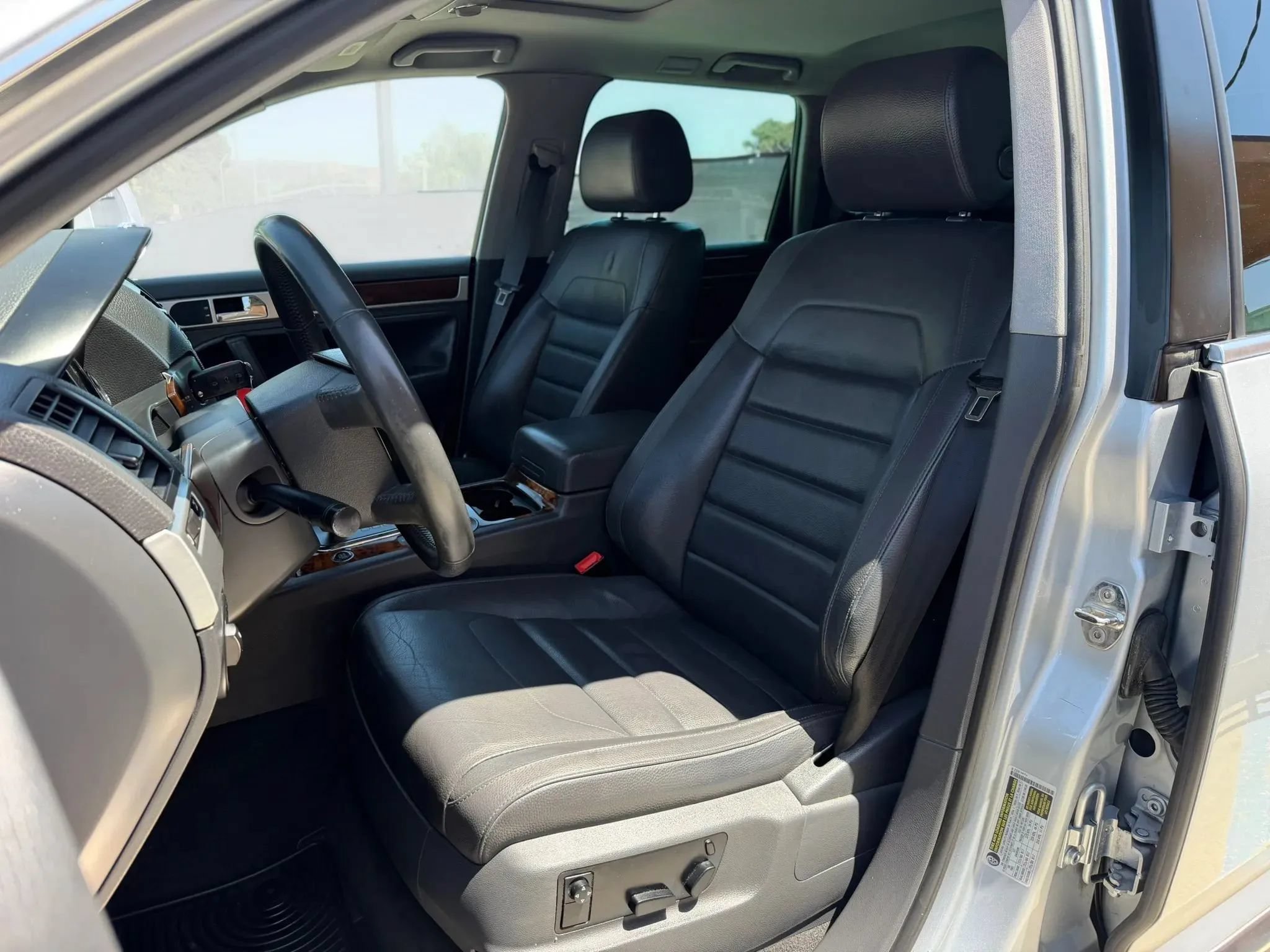 Used 2008 Volkswagen Touareg V6 AWD/4WD image 10