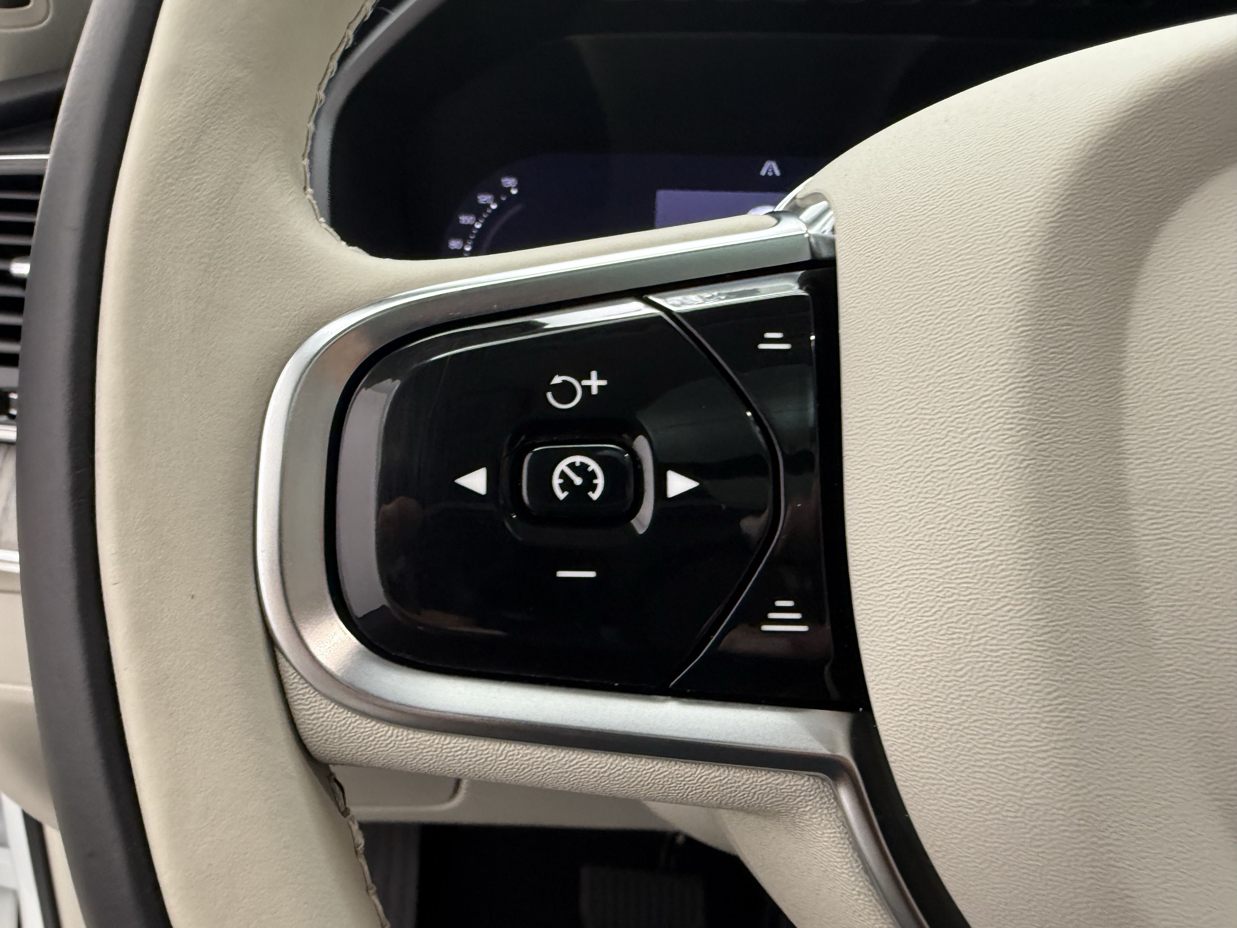 Certified 2024 Volvo XC90 B5 Plus AWD/4WD image 16