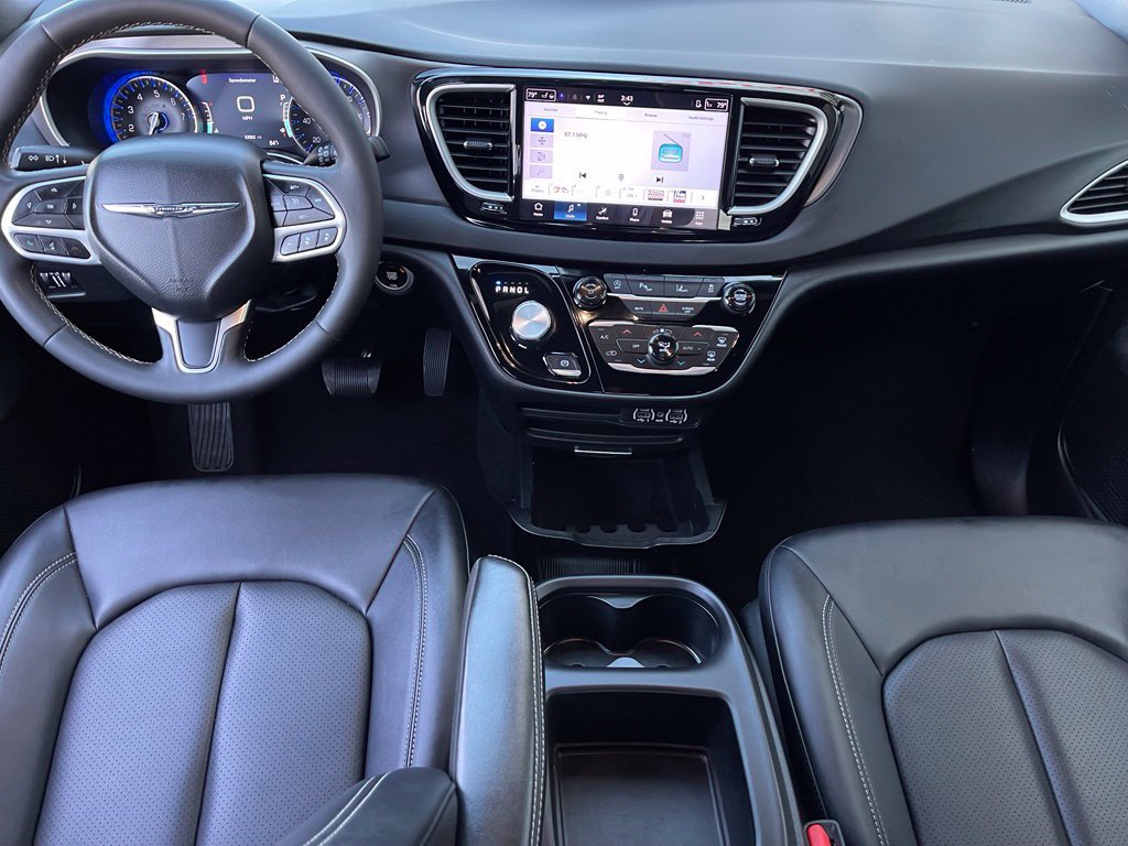 Used 2025 Chrysler Pacifica Select FWD image 15