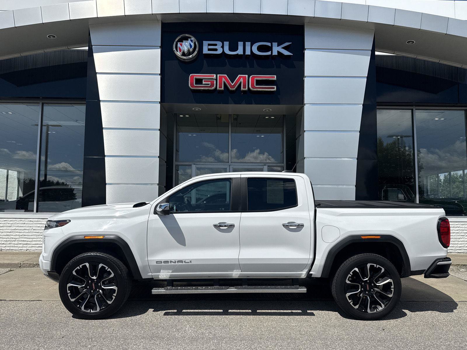 Used 2024 GMC Canyon Denali AWD/4WD image 3