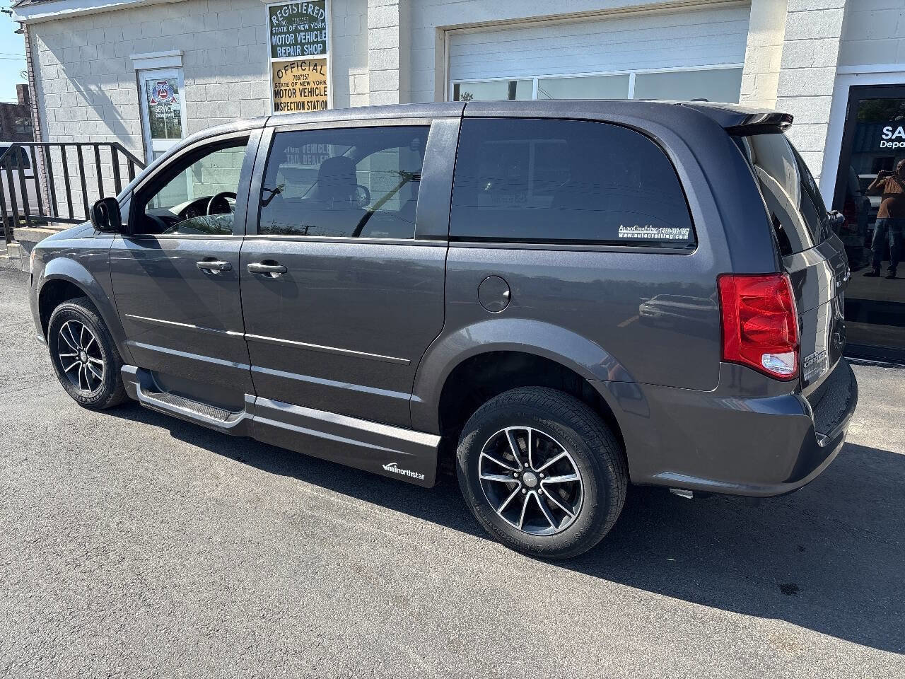 Used 2015 Dodge Grand Caravan SXT FWD image 6
