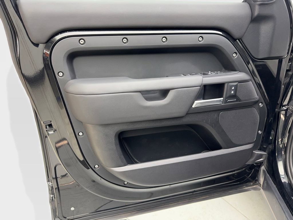 Used 2025 Land Rover Defender 110 S image 28
