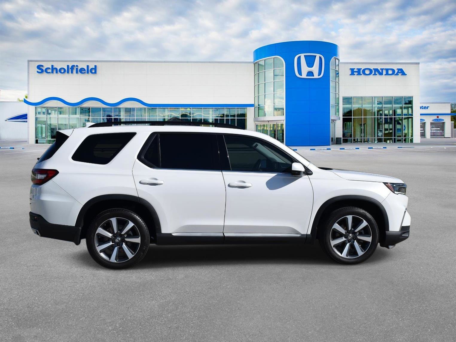 Used 2025 Honda Pilot Touring image 2
