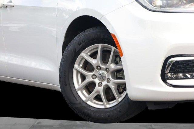 Used 2022 Chrysler Pacifica Touring-L FWD image 3