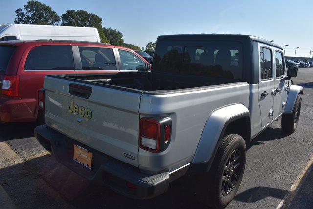 Used 2023 Jeep Gladiator Overland AWD/4WD image 4
