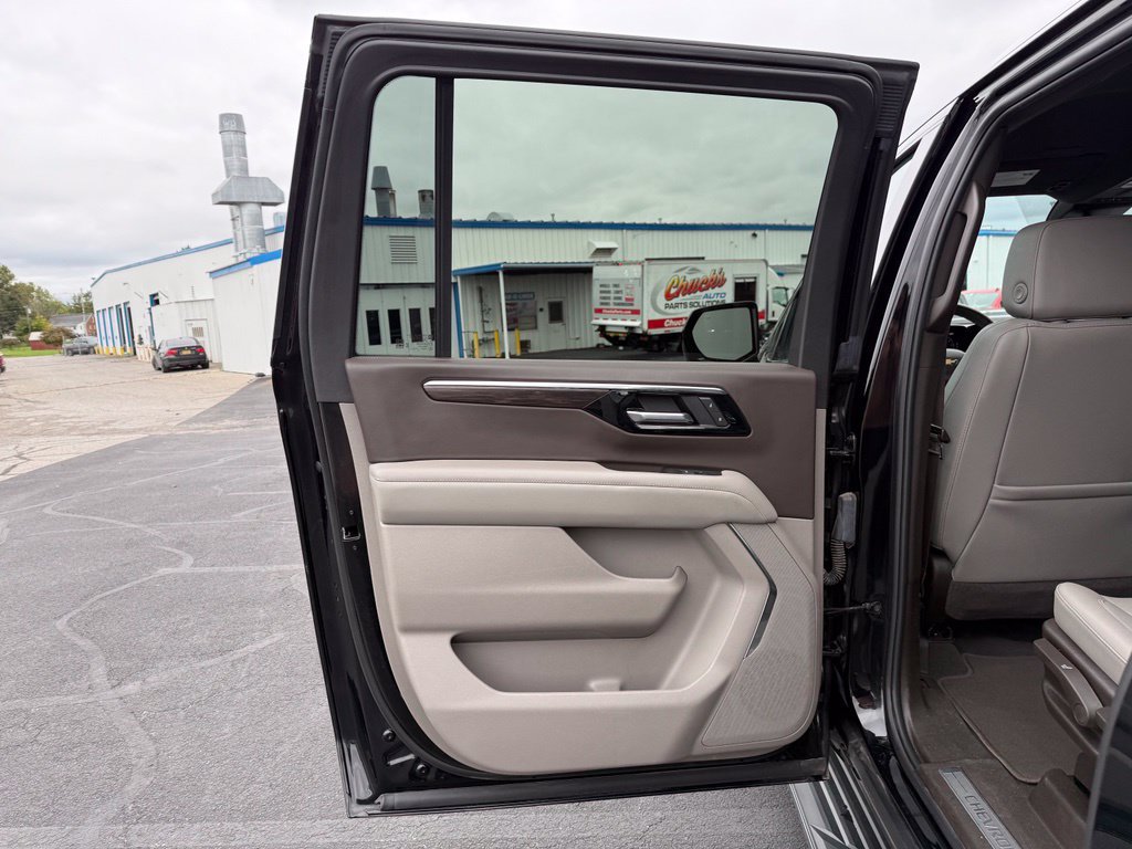 Used 2025 Chevrolet Suburban LT AWD/4WD image 7