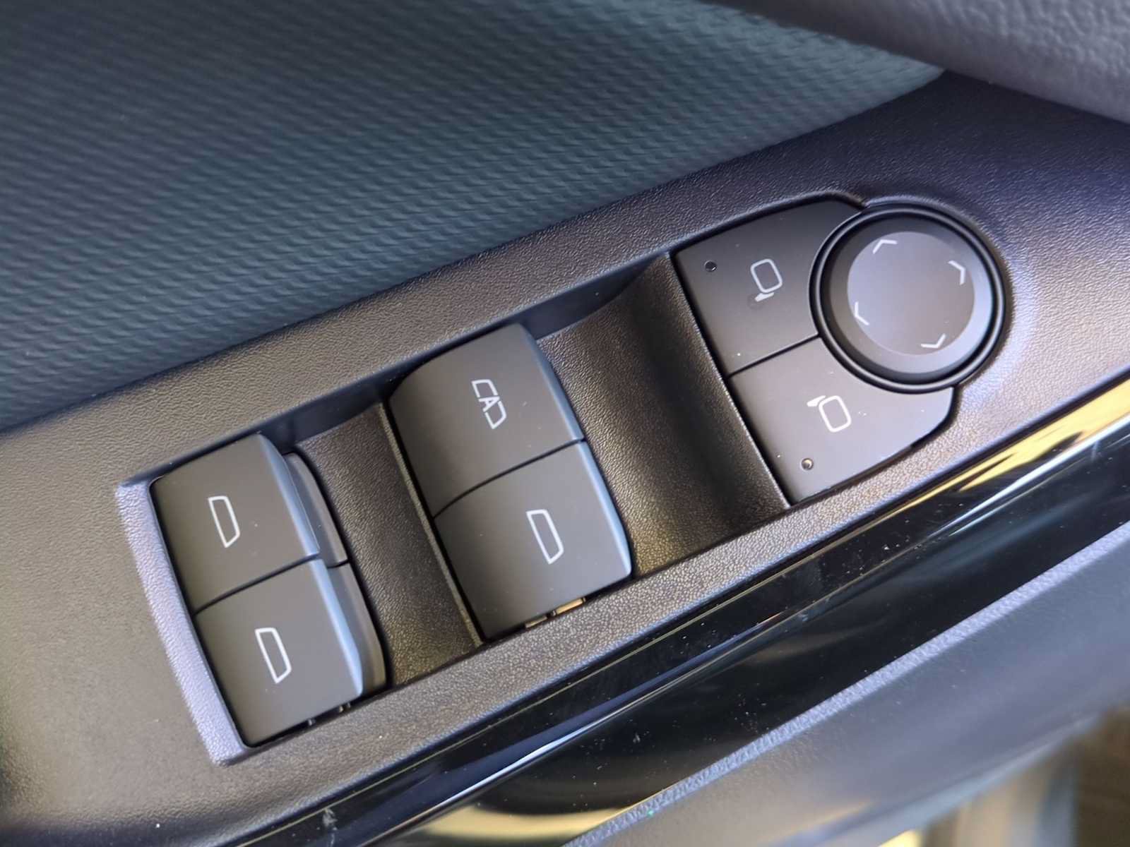 New 2027 Chevrolet Equinox LT w/ Convenience Package II FWD image 11