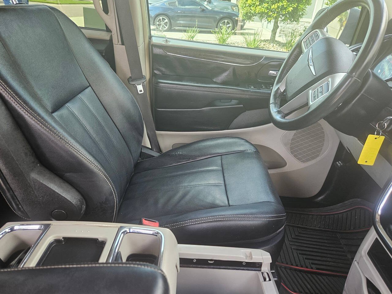 Used 2016 Chrysler Town & Country Touring FWD image 24