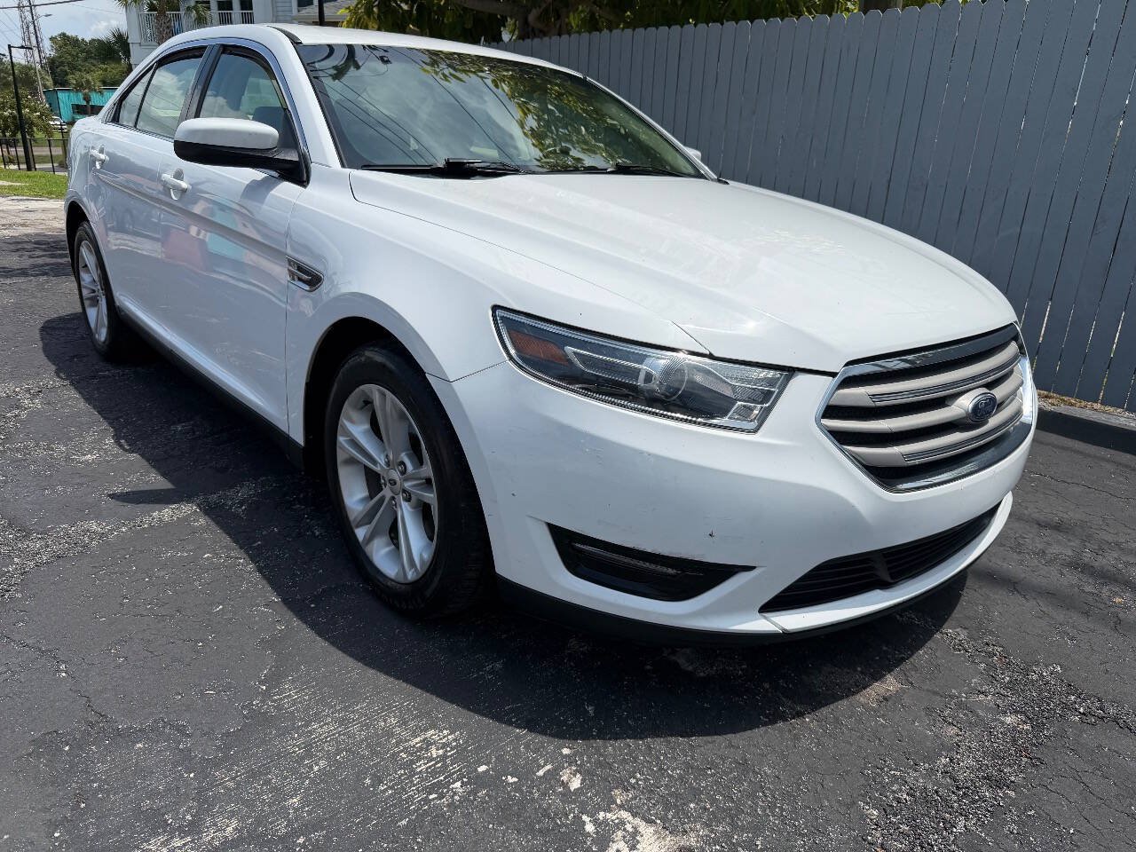 Used 2017 Ford Taurus SEL w/ Equipment Group 201A FWD image 1
