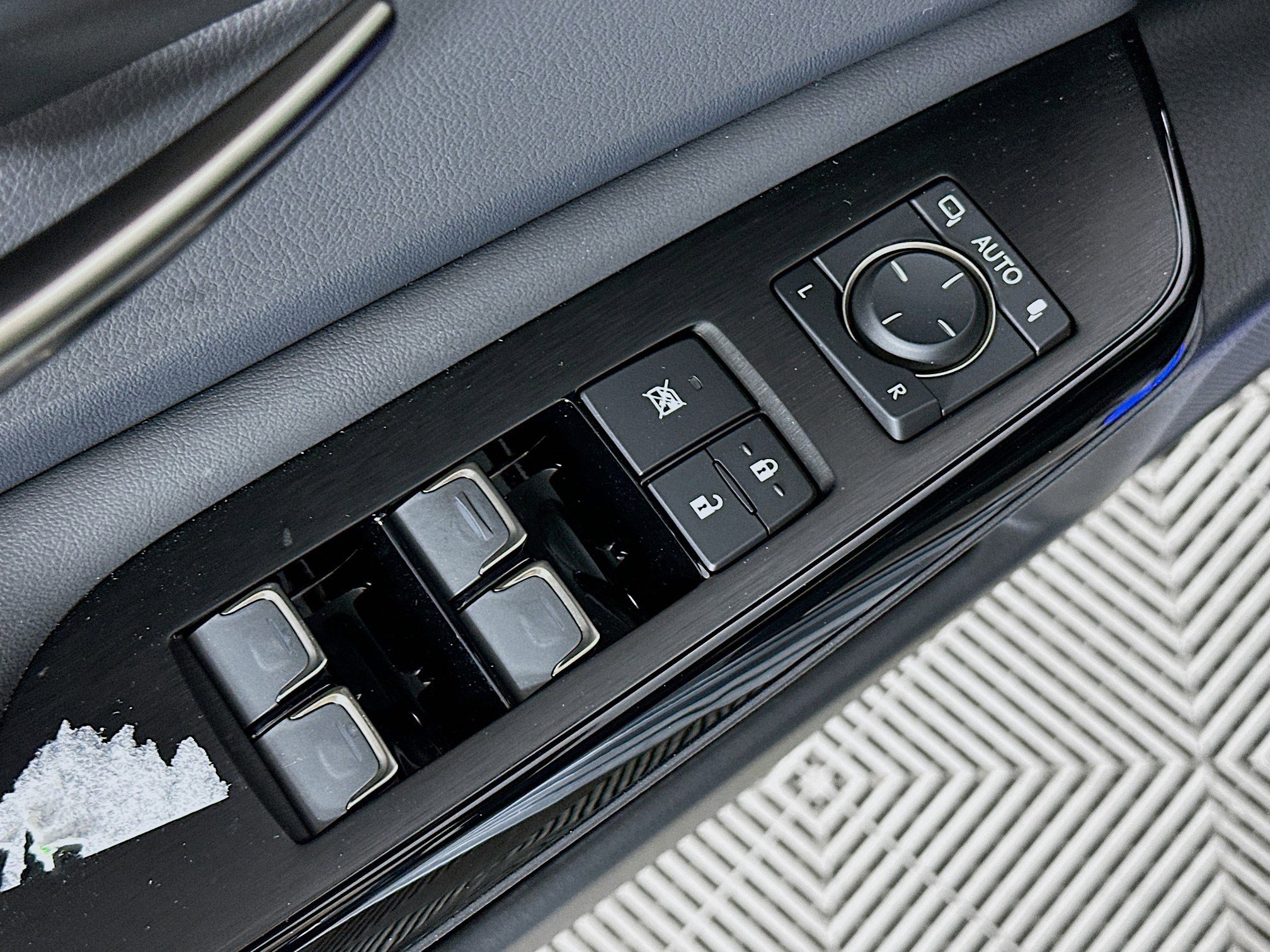 New 2025 Lexus ES 300h w/ Premium Package image 18