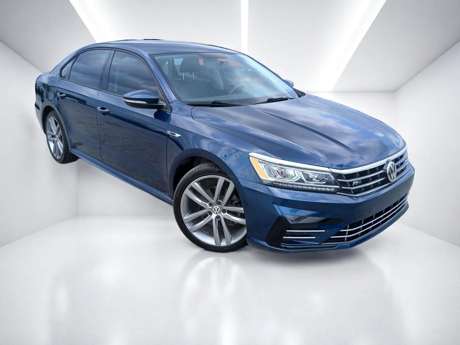 Used 2018 Volkswagen Passat 2.0T S FWD image 2