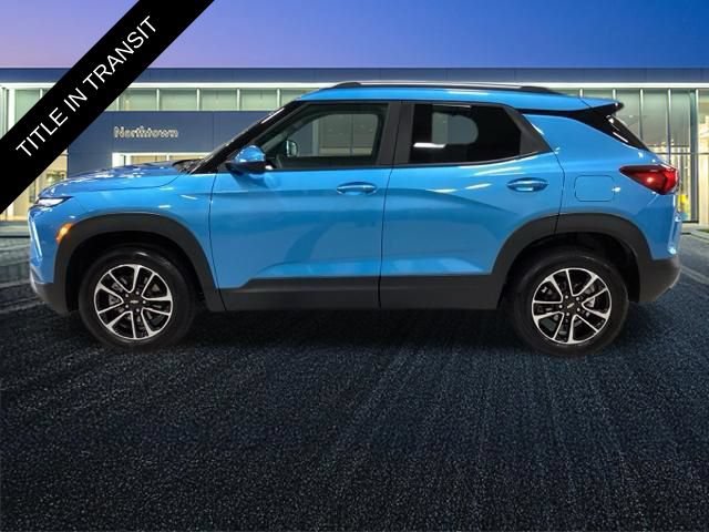 Used 2025 Chevrolet TrailBlazer LT w/ LT Cold Weather Package AWD/4WD image 2