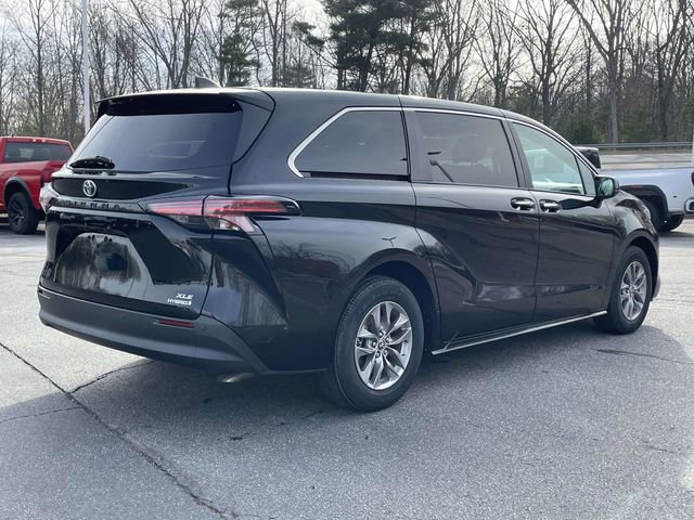 Used 2022 Toyota Sienna XLE image 5