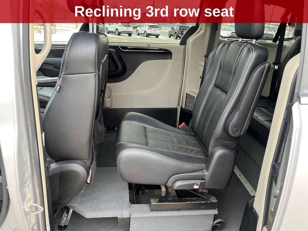 Used 2011 Chrysler Town & Country Limited image 18