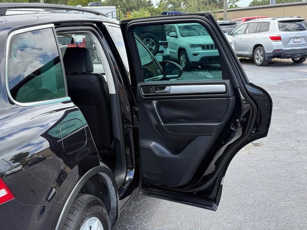 Used 2015 Volkswagen Touareg Sport image 18