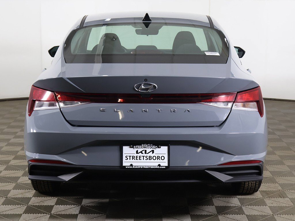 Used 2021 Hyundai Elantra SE image 11
