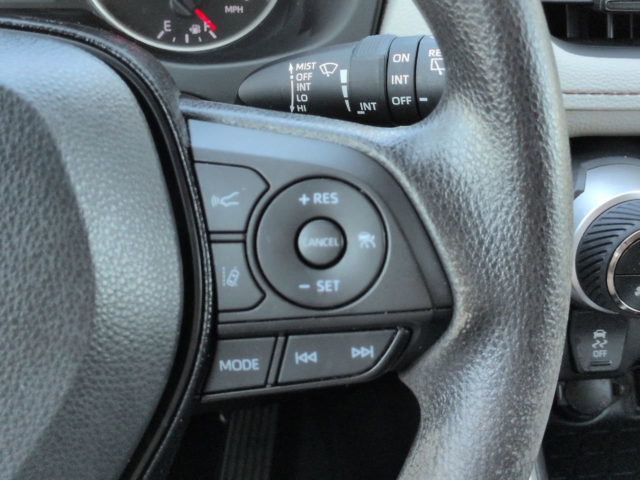 Used 2021 Toyota RAV4 XLE AWD/4WD image 24