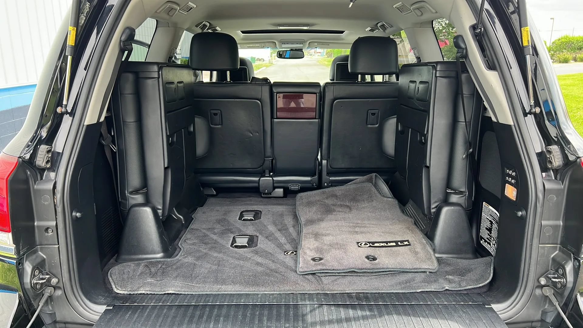 Used 2013 Lexus LX 570 4WD w/ Luxury Pkg image 17